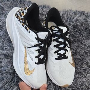 Nike Women's 8.5 White Leopard With Gold Sequence Athletic Shoes